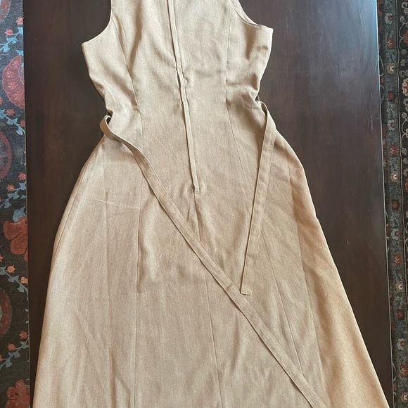 Gorgeous vintage hand-sewn linen latte-coloured dress with matching waist tie. - Picture 5 of 5